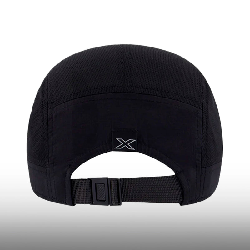 Detalle de la gorra 2XU Light Speed Small Cap ligera y ajustable