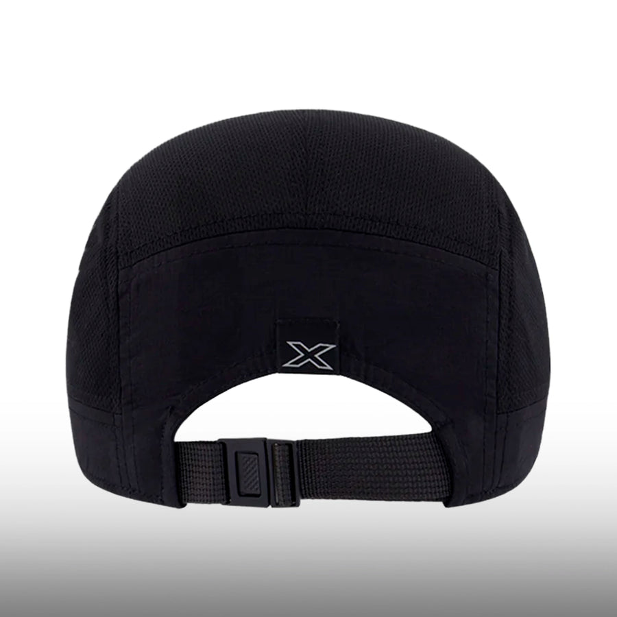 Detalle de la gorra 2XU Light Speed Small Cap ligera y ajustable