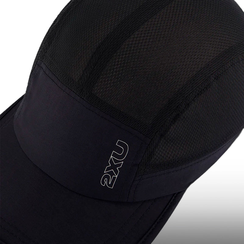 Gorra running 2XU Light Speed Black Silver Reflective con logos reflectivos