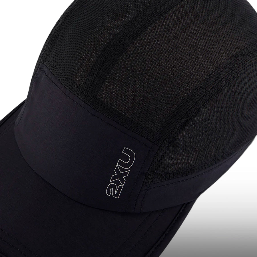 Gorra running 2XU Light Speed Black Silver Reflective con logos reflectivos