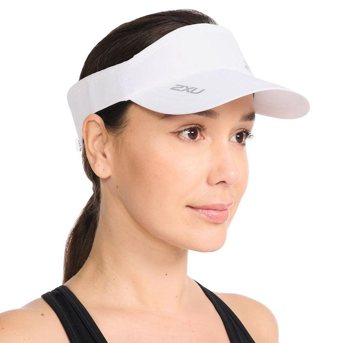 2XU Visera Run Broche Blanca