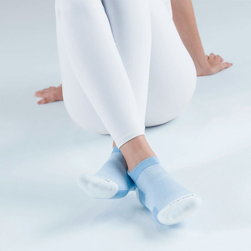 Feetures High Performance Ultra Light No Show Tab Bright Blue