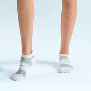 Feetures High Performance Ultra Light No Show Tab Pink Blanket