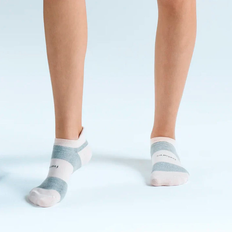 Feetures High Performance Ultra Light No Show Tab Pink Blanket