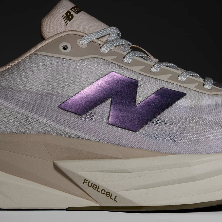New Balance FuelCell Rebel v5 Mujer Shipyard Arid Stone