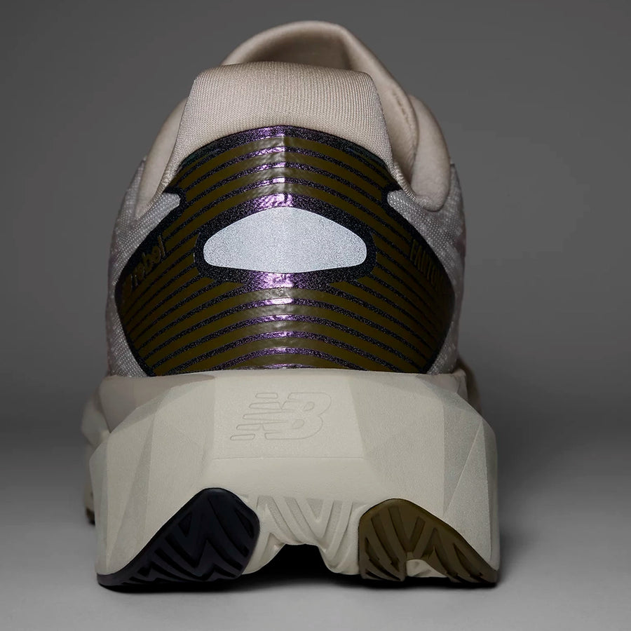 New Balance FuelCell Rebel v5 Mujer Shipyard Arid Stone