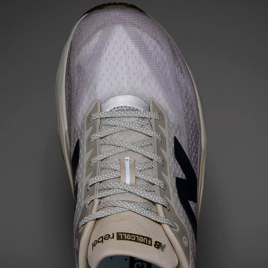 New Balance FuelCell Rebel v5 Mujer Shipyard Arid Stone