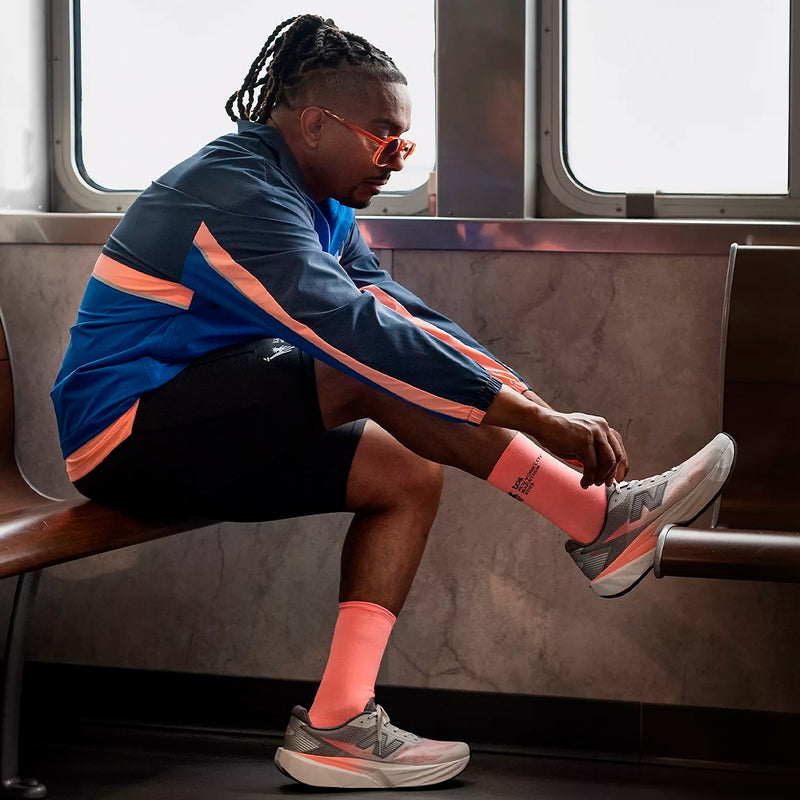 New Balance TCS NYC Marathon FuelCell Rebel v5 Hombre Grapefruit Grey Matter