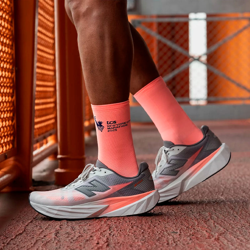 New Balance TCS NYC Marathon FuelCell Rebel v5 Hombre Grapefruit Grey Matter