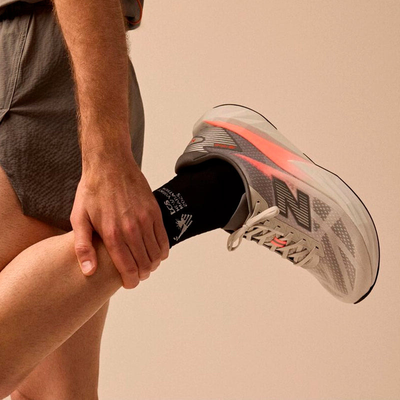 New Balance TCS NYC Marathon FuelCell Rebel v5 Hombre Grapefruit Grey Matter