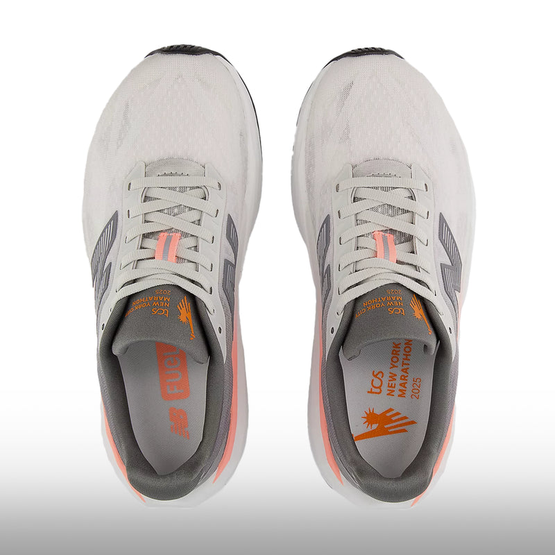 New Balance TCS NYC Marathon FuelCell Rebel v5 Mujer Grapefruit Grey Matter