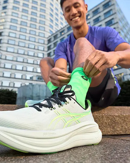 Encuentra los tenis para correr de Hombre de las mejores marcas de running como ASICS, New Balance, On Running, Nike y adidas, diseñados para ofrecer máximo rendimiento, comodidad y tecnología en cada kilómetro. Descubre las colecciones más buscadas como Nimbus 28, Kayano, Cumulus, Rebel y 1080, ideales para entrenamiento diario, largas distancias o mejorar tu marca personal.
Corre con el calzado que se adapta a tu pisada y eleva tu experiencia runner.