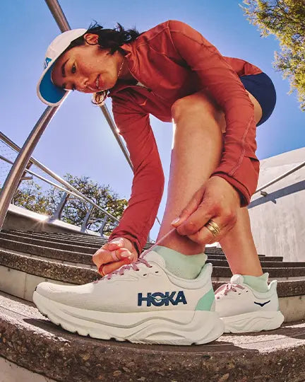 Descubre tenis para correr de mujer de marcas top como ASICS, New Balance, Hoka, On Running, Nike y adidas, creados para brindar comodidad, soporte y tecnología avanzada en cada entrenamiento. Explora colecciones icónicas como Nimbus 28, Kayano, Cumulus, Rebel y 1080, ideales para corredoras que buscan estabilidad, amortiguación y ligereza en cualquier distancia.
Elige el calzado que se adapta a tu ritmo y disfruta cada kilómetro con confianza y estilo.