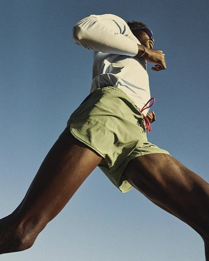 Encuentra ropa para correr de hombre y mujer de las mejores marcas de running como ASICS, Nike, adidas, New Balance y On Running, diseñada para ofrecer comodidad, transpirabilidad y libertad de movimiento en cada entrenamiento. Descubre playeras, shorts, mallas y chamarras ideales para cualquier clima, pensadas para acompañarte en carreras, entrenamientos diarios o competencias.
Equipa tu outfit runner con prendas de alto rendimiento y corre con estilo y funcionalidad.