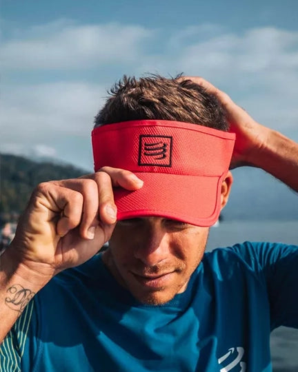 Descubre viseras para correr de marcas líderes como Compressport, ASICS y 2XU, diseñadas específicamente para corredores como tú. Ideales para entrenamientos y competiciones, ofrecen comodidad, transpirabilidad y ajuste perfecto.
Completa tu outfit runner o úsalas también para tenis, con el mejor rendimiento deportivo.