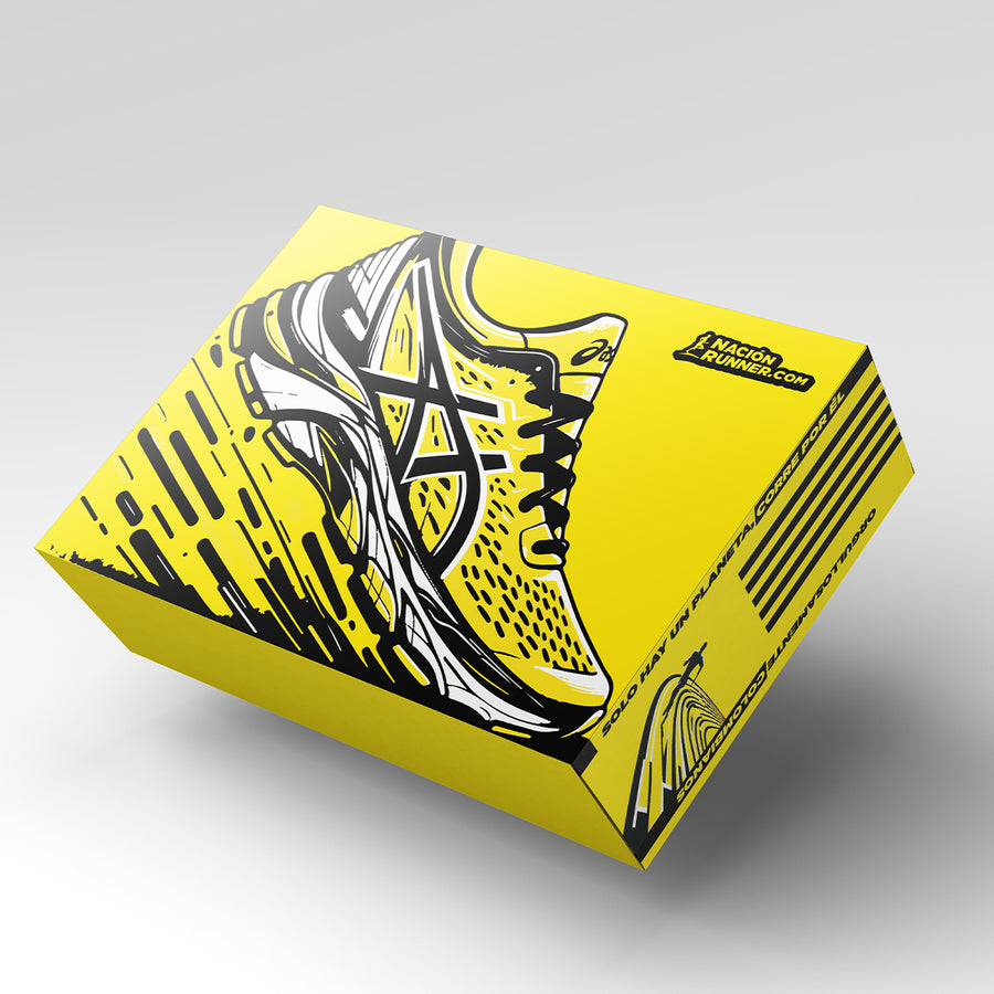 Caja de envío amarilla de Nación Runner con la ilustración de un tenis de running